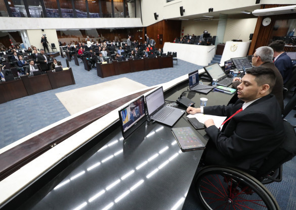Mais de 60 projetos de lei são apreciados no primeiro dia de sessões plenárias do Parlamento Universitário