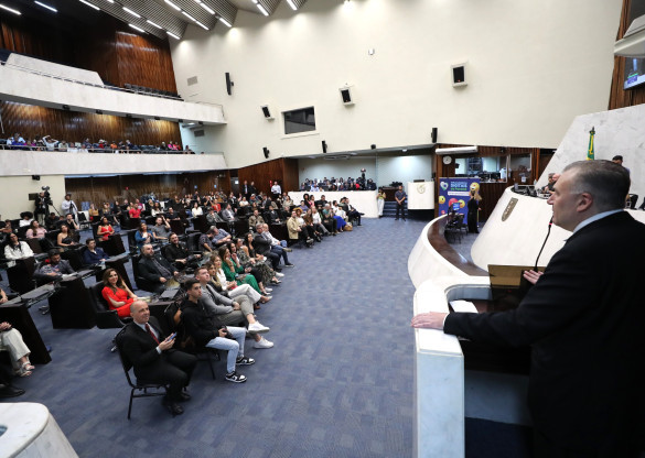 Influenciadores digitais paranaenses são homenageados na Assembleia Legislativa