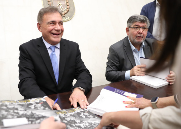 Trajetória de Alvaro Dias é celebrada com lançamento de livro na Assembleia