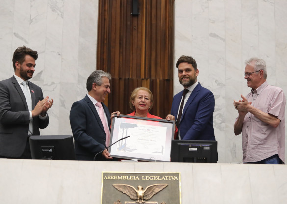 Emoção marca cerimônia de entrega de título a Isabel Kugler Mendes