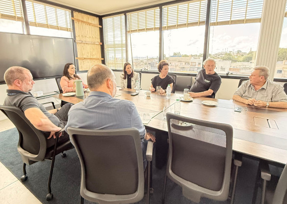 Deputada Mabel Canto (PP) debate melhorias na PR-151 em reunião com prefeita e empresários de Carambeí
