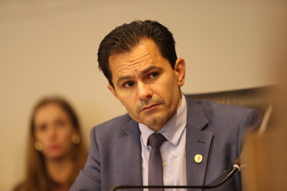 Deputado Marcio Pacheco (PP) destaca aprovação na CCJ de projeto que garante energia e água a famílias em processo de REURB