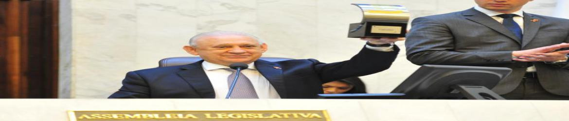 Presidente da Alep, Ademar Traiano (PSDB), exibe prêmio "Boas Práticas Eleitorais 2017 - Biometria", oferecido pelo TRE-PR.