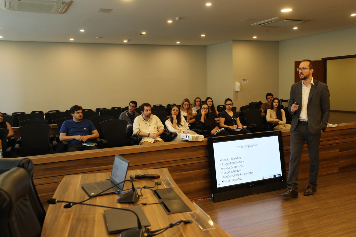 Grupo de acadêmicos do curso de Ciências Sociais participou de atividade desenvolvida pela Escola do Legislativo em projeto de extensão da instituição