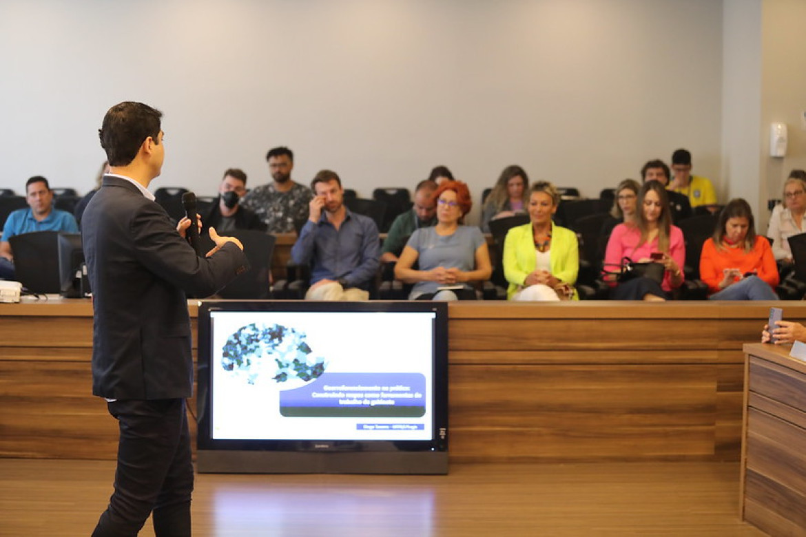 Professor Diogo Tavares ensinou como trabalhar com ferramenta de software livre para desenho de mapas e relatórios
