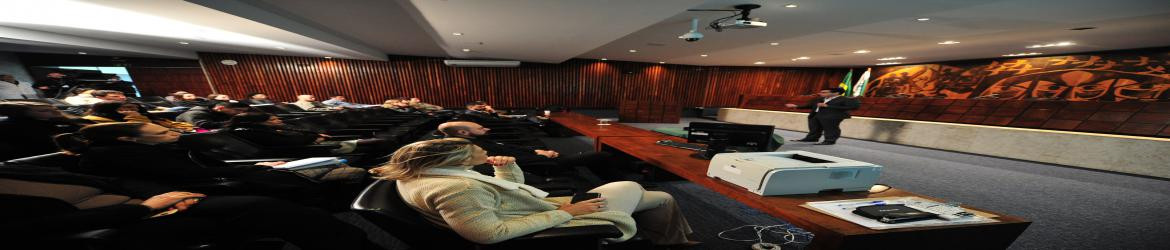 Vinícius Martins orientou os participantes sobre investimentos que podem render melhor do que a poupança