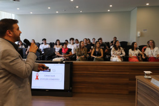 O cirurgião-dentista Prof. Dr. Acir José Dirschnabel apresentou dados alarmantes sobre o câncer bucal em palestra da Escola do Legislativo.