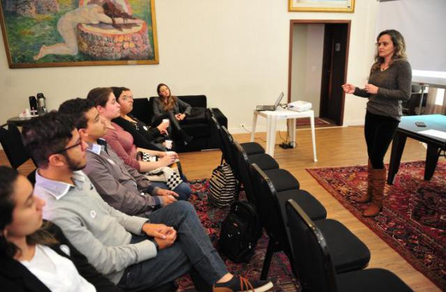 A jornalista e diretora de Comunicação da Alep, Kátia Chagas, em palestra aos estudantes de Jornalismo. / Foto: Pedro de Oliveira