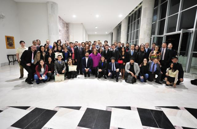 Estudantes fazem a última foto oficial do Parlamento Universitário ao lado do vice-governador Darci Piana / Foto: Dalie Felberg/Alep