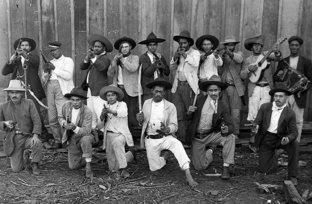 A foto do sueco Claro Jansson retrata um grupo de revoltosos que participaram da Guerra do Contestado no início do século XX. / Foto: Claro Jansson / Acervo Dorathy Jansson Moretti