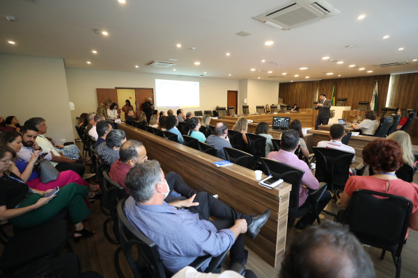 Palestra promovida pela Escola do Legislativo apresentou mecanismos para que as pessoas que trabalham e desejam atuar na política possam se aprimorar.