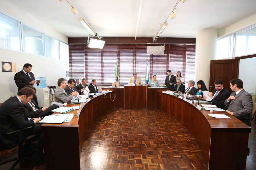 Deputados em reunião na CCJ nesta seguna feira (17)