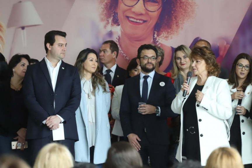 Procuradora da Mulher na Alep, deputada Cristina Silvestri, participa do lançamento do programa Banco da Mulher Paranaense