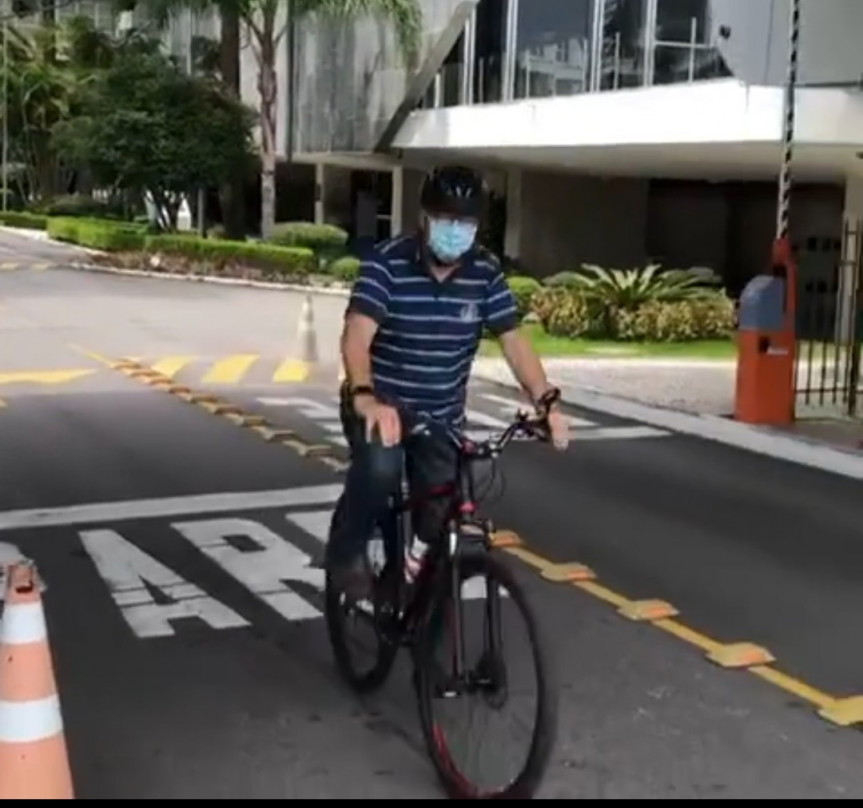 Deputado Luiz Cláudio Romanelli (PSB), primeiro secretário da Assembleia Legislativa, entusiasta e adepto do uso da bicicleta como meio de transporte.