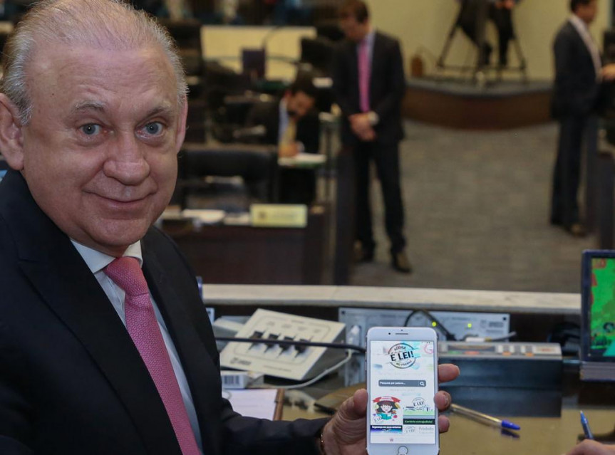 Presidente Ademar Traiano (PSDB) exibe o aplicativo "Agora é Lei no Paraná"