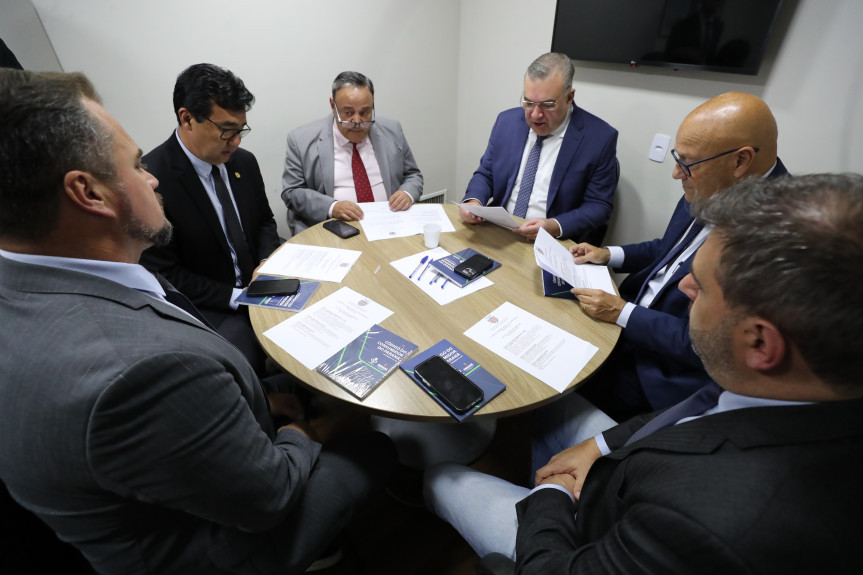 Reunião ocorreu após a sessão plenária desta terça-feira (6).