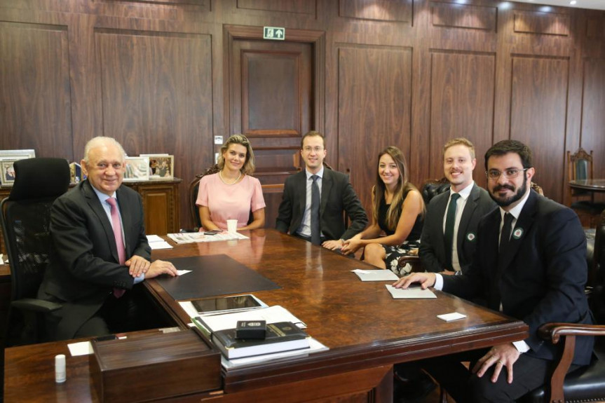 Presidente Ademar Traiano (PSDB) recebeu representantes do Grupo Boticário e da Escola do Legislativo.