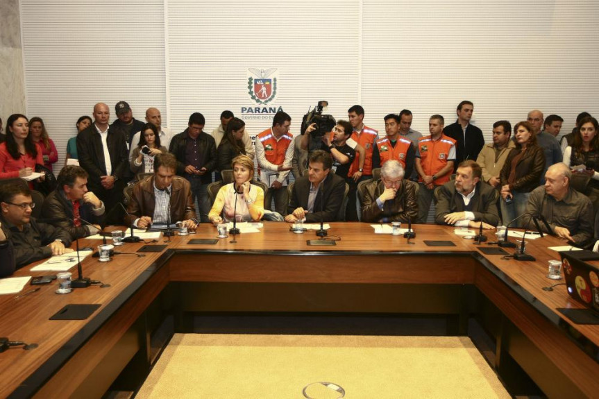 Presidente do Legislativo, deputado Valdir Rossoni (PSDB), participa de reunião de emergência convocada pelo Governador Beto Richa para tratar dos problemas causados pelas fortes chuvas.