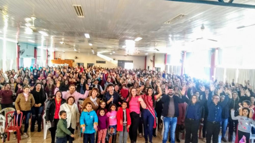 Procuradora da Mulher na Alep, deputada Cristina Silvestri falou sobre trabalhos da procuradoria durante o VII Encontro da Mulher Candoiana