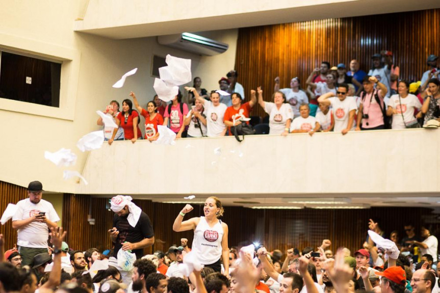 Manifestantes invadem a Assembleia 