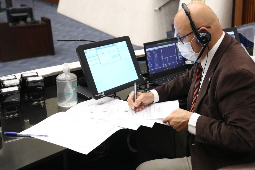 Deputado Luiz Claudio Romanelli (PSB), primeiro secretário da Assembleia Legislativa, anunciou durante a sessão plenária a reunião da Comissão Especial que analisa os projetos das taxas de cartório.