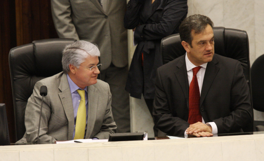 Projeto de lei dos deputados Valdir Rossoni (PSDB) e Plauto Miró (DEM), que estabelece prazo de seis meses para aferição de contas, é aprovado. 