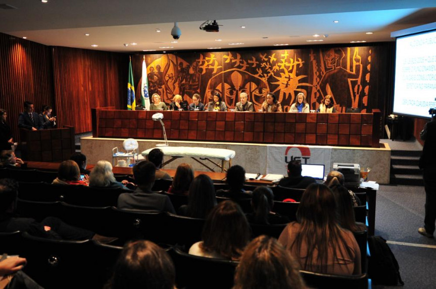 Participantes debateram questões relacionadas ao funcionamento de clínicas e consultórios de estética no Paraná.