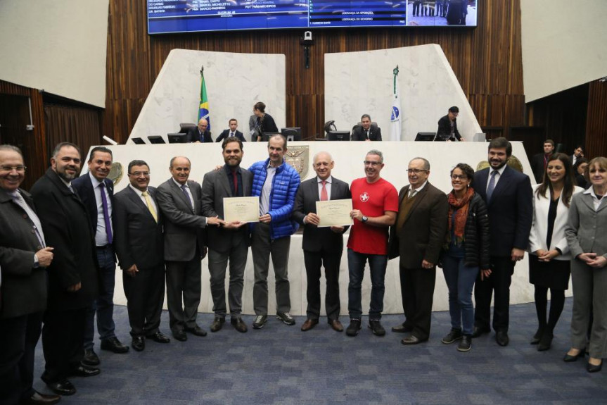 O alpinista Waldemar Niclevicz recebe homenagem da Assembleia Legislativa do Paraná pelos 31 anos da conquista do Aconcágua.