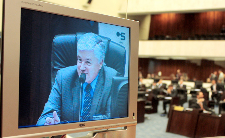 Das 12 às 24 horas, a grade de programação será de responsabilidade da Assembleia Legislativa, com a programação da TV Sinal. E da meia-noite às 12 horas, a grade será de responsabilidade e uso das Câmaras.