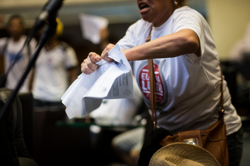 Manifestantes invadem a Assembleia