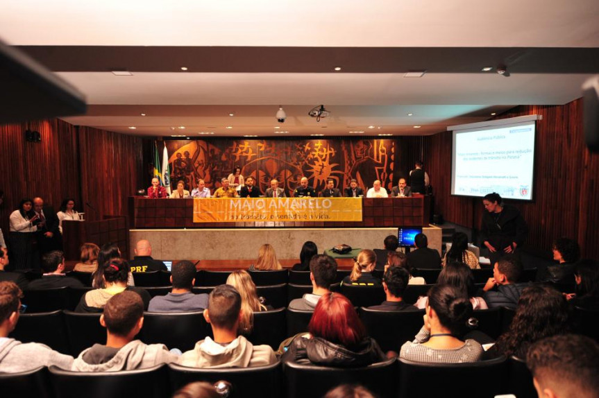 Audiência pública para discutir a situação do trânsito reuniu especialistas, deputados e representantes de instituições.