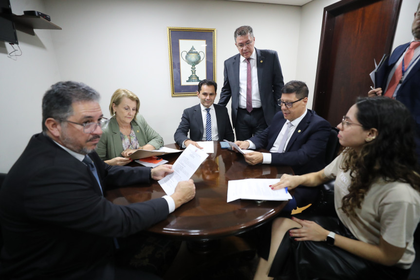Deputados membros da comissão se reunião na tarde desta segunda-feira (28), após a sessão plenária.