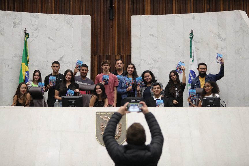 Os estudantes tiveram a oportunidade de visitar o Plenário da Casa.