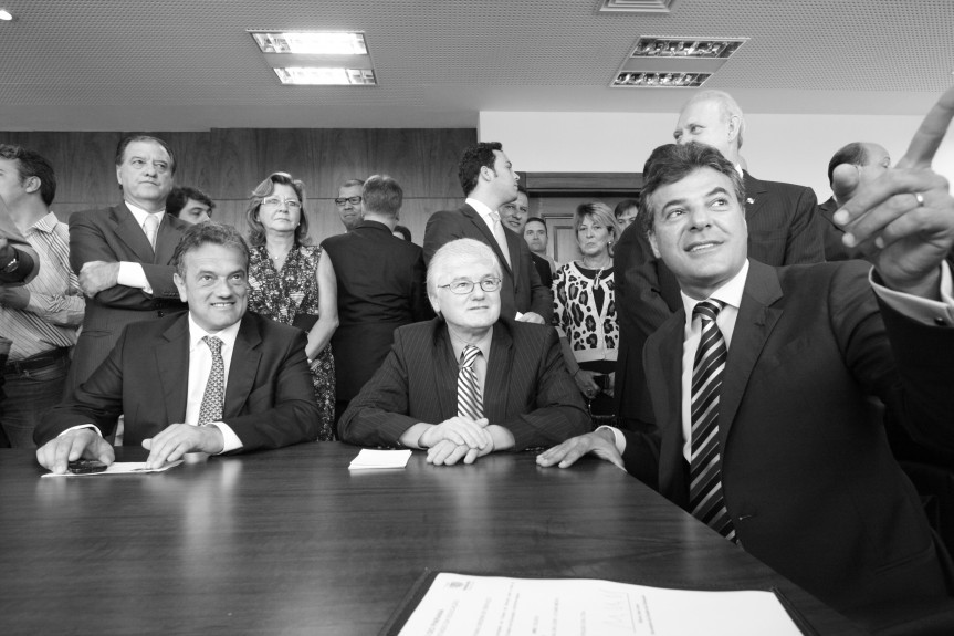Presidente da Assembleia, deputado Valdir Rossoni (PSDB), 1º secretário, Plauto Miró (DEM) e diversos parlamentares participam da solenidade de assinatura de convênios para investimentos em escolas do Paraná.