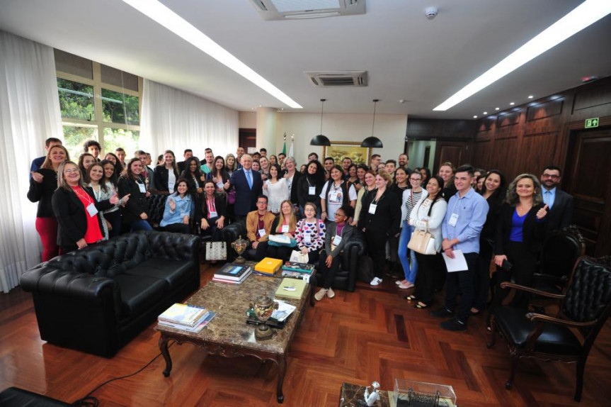 O presidente da Alep, Ademar Traiano (PSDB), recebeu na manhã desta terça-feira (20) os estudantes e professores da Caravana da Cidadania 2018.
