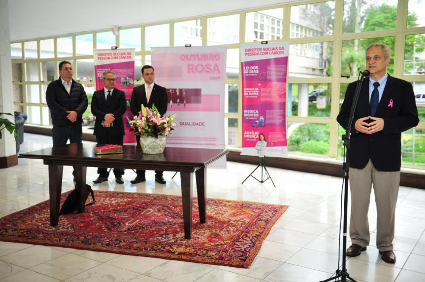 O mastologista Vinícius Budel na abertura da "Exposição Outubro Rosa 2018".