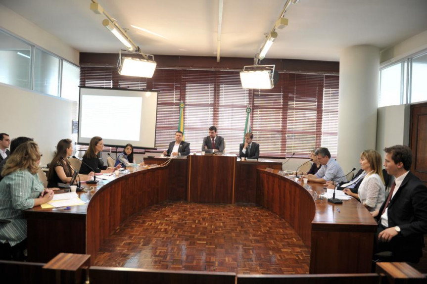 Comissão de Revisão do Regimento Interno faz a última reunião de 2013 nesta quarta-feira (18) na Sala das Comissões da Alep.