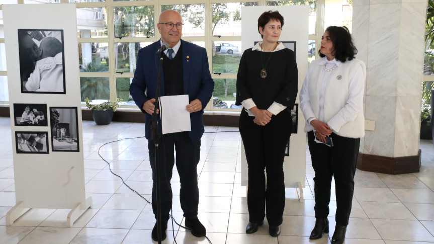 A exposição alusiva ao Julho Âmbar é promovida pelo deputado Luiz Claudio Romanelli (PSD).