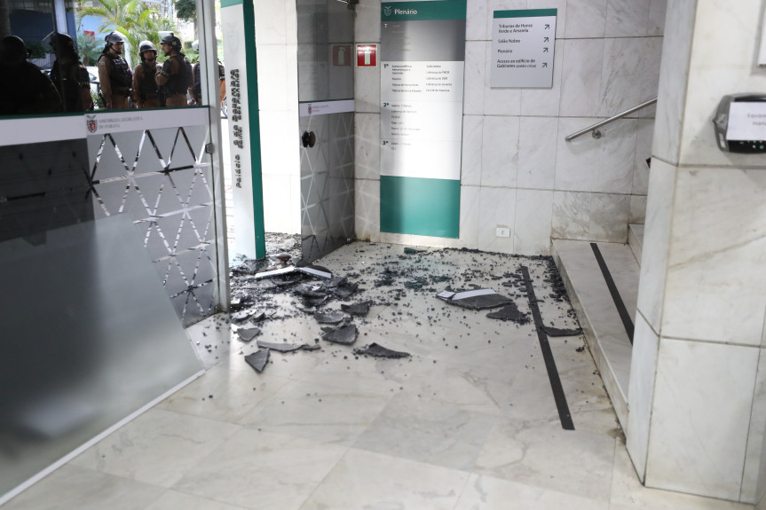 Em levantamento prévio, constatou-se a quebra de vidros e portas de acesso para o Plenário, o arrombamento do portão principal de entrada e depredação de cadeiras nas galerias.