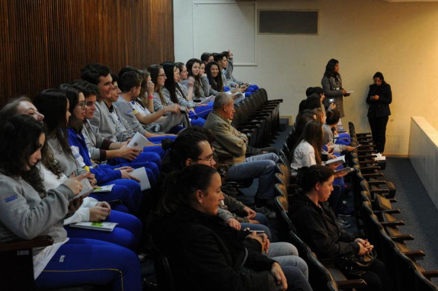 Alunos do Colégio Cenisista Presidente Kennedy.