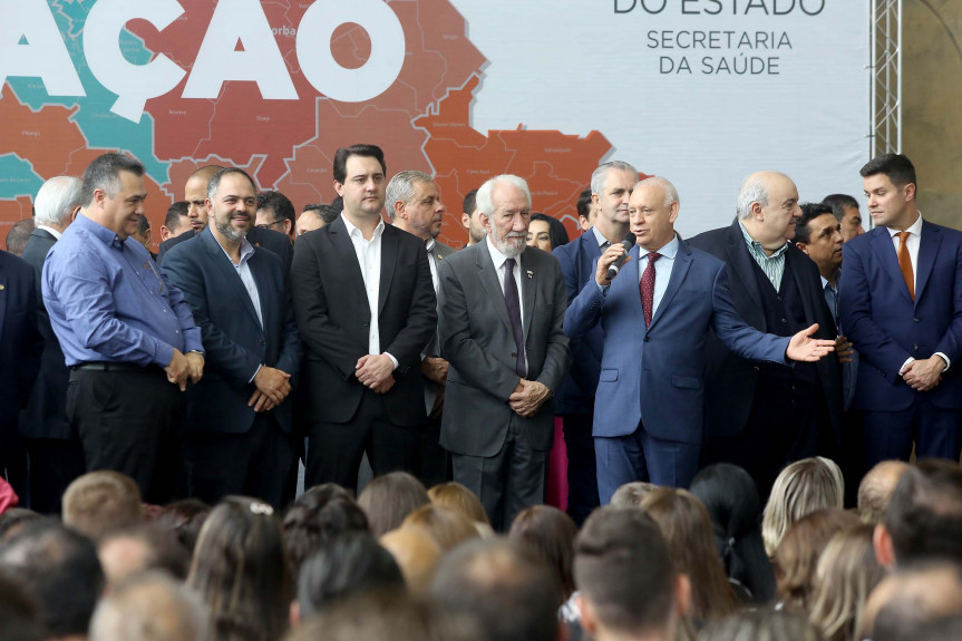 Presidente Traiano durante solenidade que destinou recursos para 297 municípios do Paraná investirem na área de saúde.