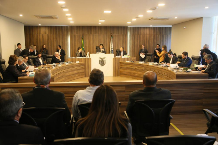 Deputados que integram a Comissão de Constituição e Justiça da Alep voltam a se reunir desta terça-feira (11).