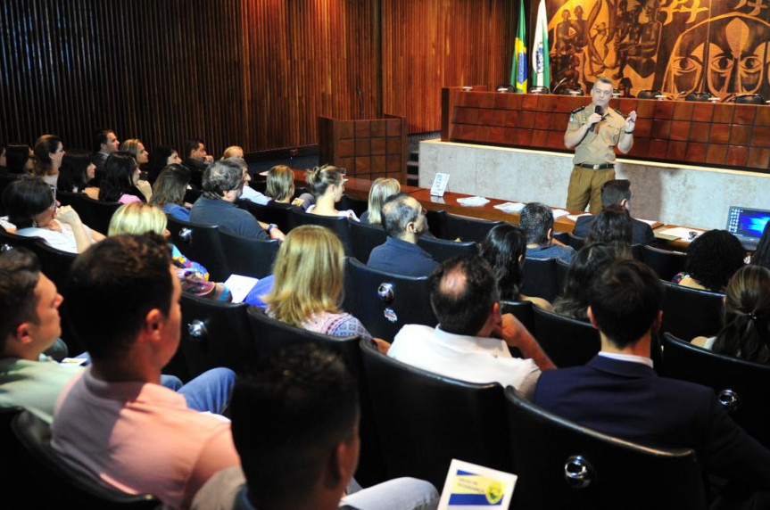 Palestra sobre "Segurança Preventiva: Noções Básicas para o seu Dia a Dia" com o palestrante, capitão Marcelo Trevisan Karpinski.