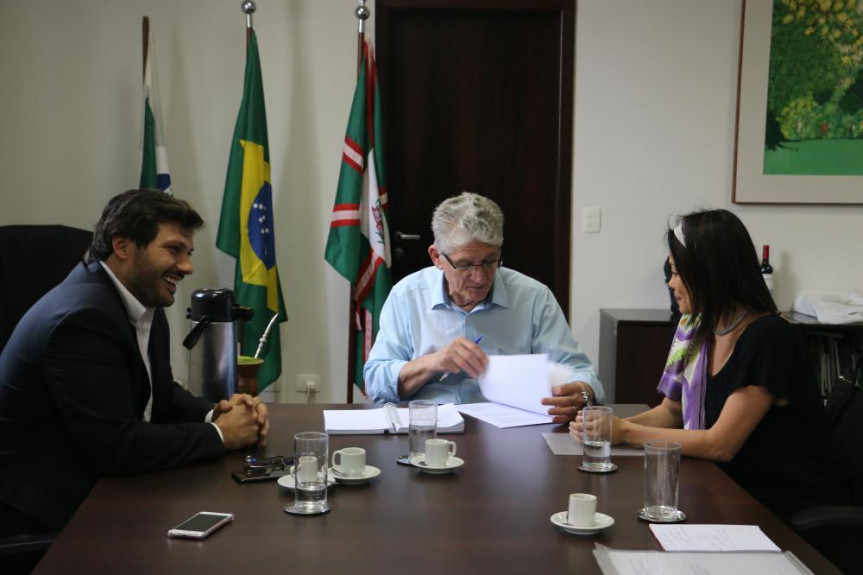 Deputado Tiago Amaral (PSB) acompanha presidente da Associação Brasileira da Seda, Renata Amano, em reunião com o secretário de Agricultura, Norberto Ortigara.
