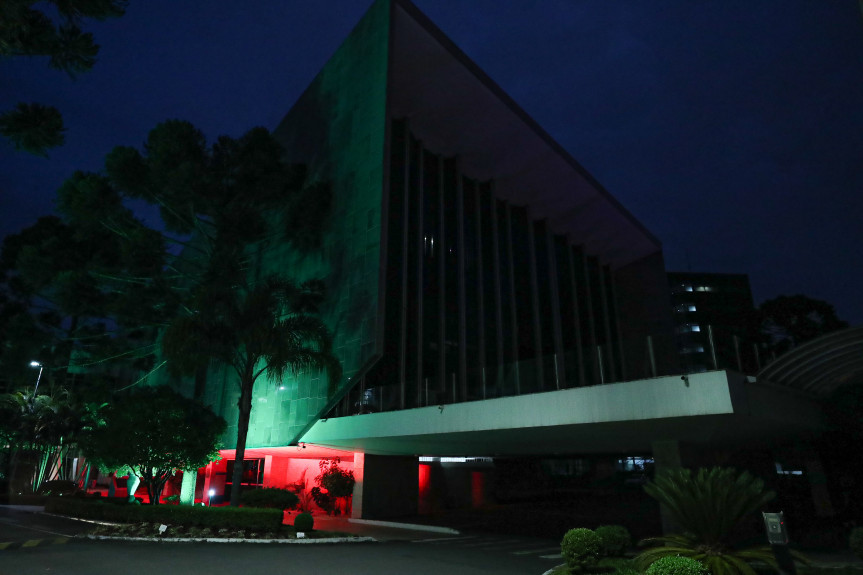 Assembleia Legislativa do Paraná ganha iluminação especial no Natal.