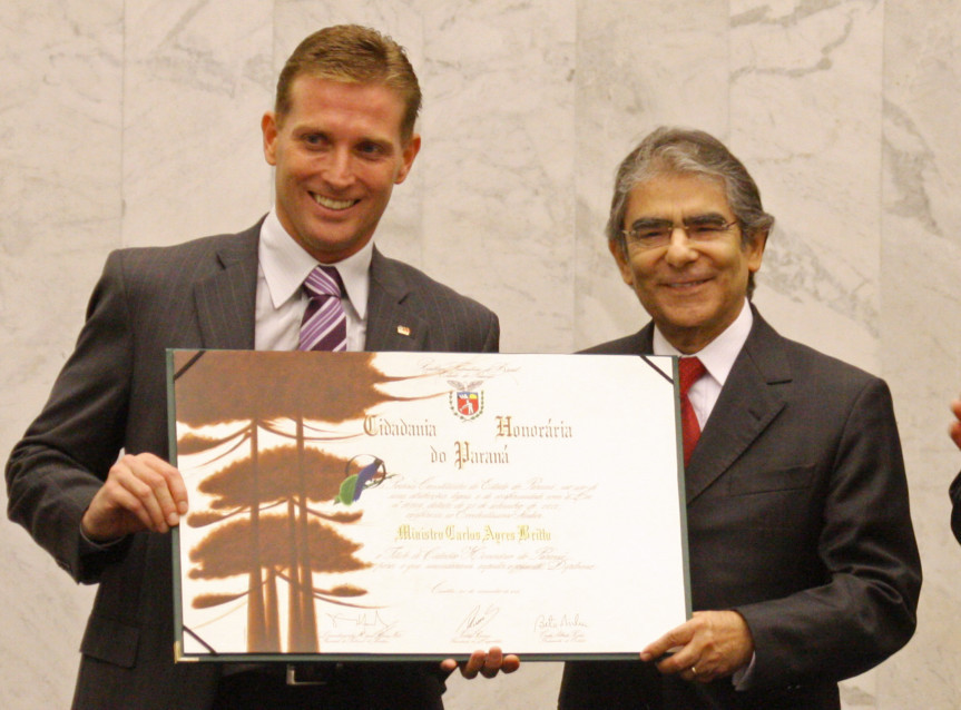Ministro Ayres Britto recebe título de Cidadão Honorário do Paraná das mãos do deputado Fábio Camargo, propositor da homenagem.