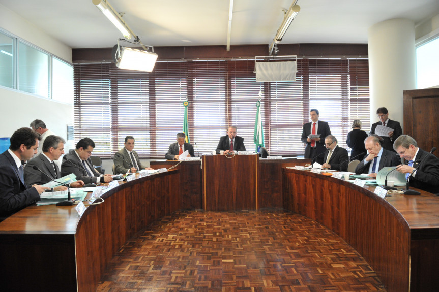 Parlamentares reunidos na CCJ