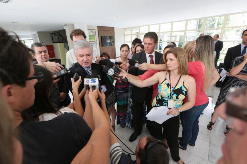 Presidente da Alep, deputado Rossoni concede entrevista coletiva antes da primeira sessão plenária de 2014. 