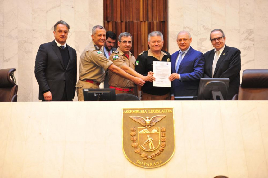 Entrega do certificado de vistoria do Corpo de Bombeiros à ALEP.