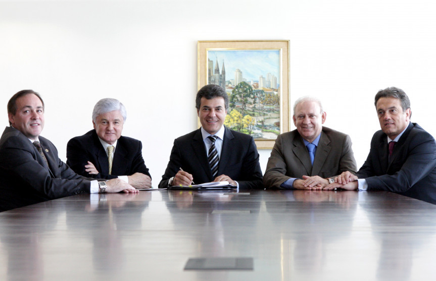 Deputados entregam ao governador Beto Richa (PSDB) o projeto que reajusta os vencimentos dos professores estaduais.